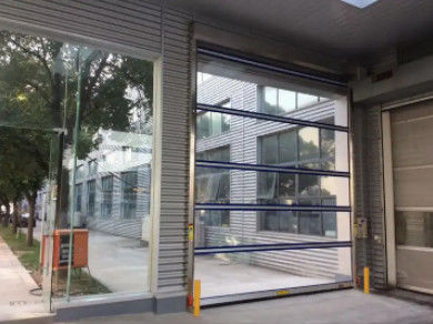 Duże garażowe aluminiowe szklane drzwi garażowe z systemem elektrycznym o grubości 40 mm
