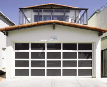 Szklana przezroczysta aluminiowa brama segmentowa Regulowana wysokość Odporność na wiatr Klasa 3 dla straży pożarnej