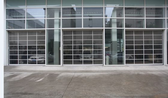 Malowane proszkowo aluminiowe bramy segmentowe Aluminiowe bramy garażowe z pełnym widokiem