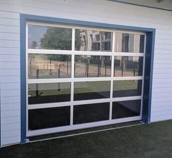 Wytłaczana rama Aluminiowe szklane drzwi garażowe, nowoczesne szklane drzwi garażowe
