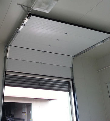 Izolowane drzwi segmentowe ze stopu aluminium Panel górny 9,0 mm Podwójne oszklenie