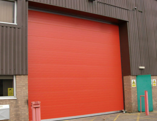 Brama podnoszona Standardowa perspektywa Szybkobieżne drzwi przesuwne Panel 42 mm Przemysłowe segmentowe bramy garażowe
