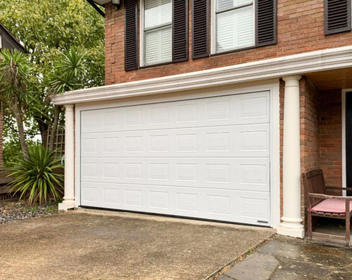 Brama podnoszona Standardowa perspektywa Szybkobieżne drzwi przesuwne Panel 42 mm Przemysłowe segmentowe bramy garażowe
