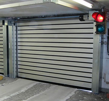 Komercyjne drzwi spiralne o dużej prędkości odporne na rdzę do podziemnego parkingu