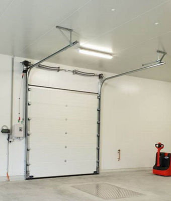 Komercyjne bramy segmentowe izolowane pionowe metalowe automatyczne garaż elektryczny