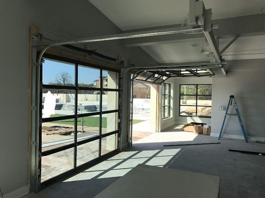Villa Użyj matowych aluminiowych drzwi segmentowych Łatwa instalacja Zapobieganie przerwom
