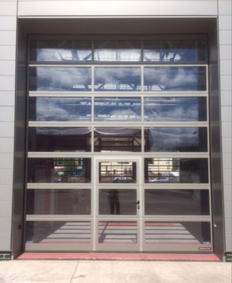 Odporność na wiatr Aluminiowe bramy segmentowe Nowoczesne segmentowe górne pełny widok Gładkie izolowane szklane drzwi garażowe