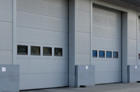 Aluminiowe izolowane bramy segmentowe Nowoczesne zabezpieczenie Grubość 2,0 mm Garaż mieszkaniowy i izolowana brama segmentowa