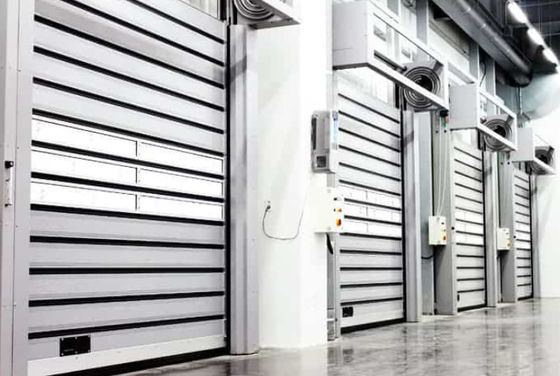 Przemysłowa wysokiej prędkości drzwi spiralnych Panel z kanapką 70 mm z ręcznym wypuszczeniem Wysokiej jakości konstrukcja aluminiowa