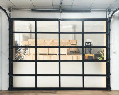 Wysokie bezpieczeństwo Aluminiowe drzwi sekcjonalne z izolacją Automatyczne szybne drzwi garażowe