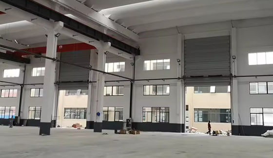 Bezpieczeństwo Białej Stalowej Drzwi Sekcjonalne Wydzielane ręcznie/automatycznie Sprzęt hurtowy Modern Electric