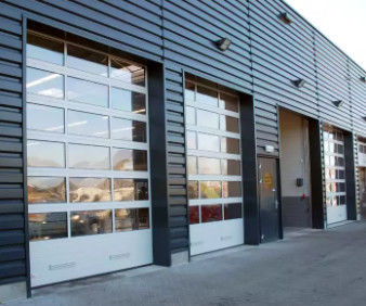 Automatyczne elektryczne drzwi garażowe zewnętrzne z przejrzystym stopem aluminium z podwójnym szybą