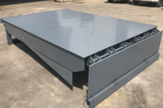 Dock Door Levelers Workshop Automatic Dock Plate 25000-40000LBS Bezpieczny projekt z dostosowalną wysokością pokładu i paskami bezpieczeństwa