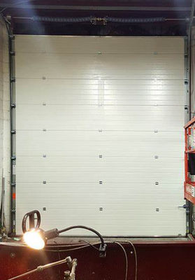 Aluminiowy próg sekcjonalny drzwi powietrzne 50mm-80mm grubość izolowana niestandardowa izolowana klapka pionowy paneł podnośny używany