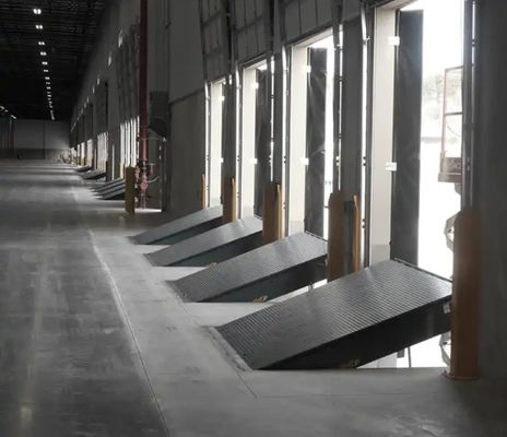 Regulowane hydrauliczne rampy przeładunkowe z pilotem do magazynu, warsztatu, automatyczne rampy przeładunkowe do centrów logistycznych