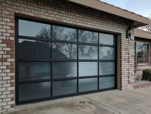 Wysokiej jakości nowoczesna luksusowa sekcyjna brama garażowa ze stopu aluminium, klasa wodoszczelności 3, przezroczyste szklane sekcyjne drzwi garażowe, doskonała opcja izolacji