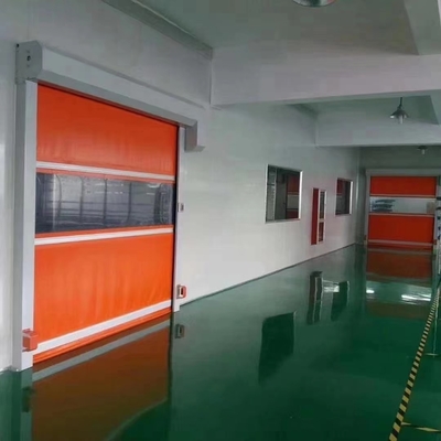 Izolacja i odporność na warunki atmosferyczne Szybka rolowana roleta PVC Szybka roleta z zamkiem błyskawicznym Nowoczesny styl Szybkie automatyczne drzwi przemysłowe PVC do hoteli Wnętrze