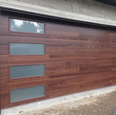 Sekcyjna brama przemysłowa do magazynu z izolacją o grubości 50mm-80mm i wykończeniem malowanym proszkowo