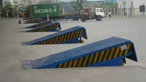 Rampy dokowe Poziomowanie Warsztat Automatyczna płyta dokowa z barierkami bezpieczeństwa Wydajna platforma załadunkowa ze stali o wytrzymałości 8T do magazynów