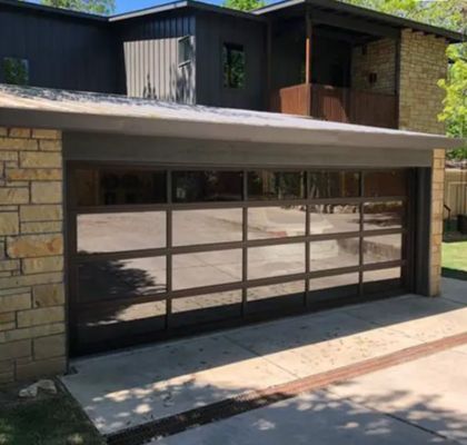 Klasa wodoszczelności 3 Przezroczyste szkło Doskonała odporność na wiatr Przemysłowa, wytrzymała, segmentowa brama garażowa z ręcznym lub automatycznym otwieraniem