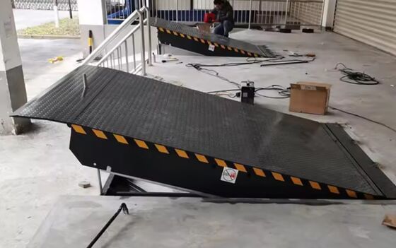 Podnośniki hydrauliczne o udźwigu 8T / 10T w tonach magazynowych, platforma o niestandardowych wymiarach, warsztatowe, automatyczne wyrównywacze pomostów przeładunkowych, niwelatory do drzwi dokowych, udźwig 25000-40000 funtów, bezpieczna konstrukcja