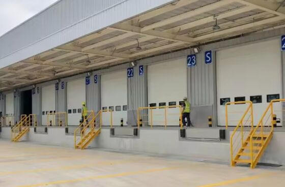 Podnośniki hydrauliczne o udźwigu 8T / 10T w tonach magazynowych, platforma o niestandardowych wymiarach, warsztatowe, automatyczne wyrównywacze pomostów przeładunkowych, niwelatory do drzwi dokowych, udźwig 25000-40000 funtów, bezpieczna konstrukcja