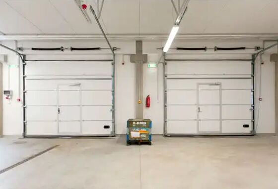 Poziom izolacji akustycznej 24 dB Segmentowe drzwi izolowane, wyposażone w minimalną energię do obsługi oraz uszczelki winylowe lub szczotkowe do zastosowań komercyjnych