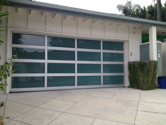 Villa Użyj matowych aluminiowych drzwi segmentowych Łatwa instalacja Zapobieganie przerwom