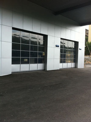 Duże garażowe aluminiowe szklane drzwi garażowe z systemem elektrycznym o grubości 40 mm
