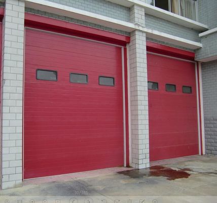 Straż pożarna stosuje przemysłowe bramy segmentowe, stalowe drzwi segmentowe formowane automatycznie