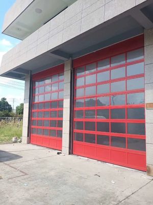 Przemysłowy obszar logistyczny Port załadunkowy 40 mm Garaż szklany Aluminiowe drzwi segmentowe Odporność na wiatr Klasa 3 dla straży pożarnej