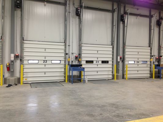 12-stopowe zewnętrzne zwijane izolowane drzwi warsztatowe Przemysłowe pionowe panele PU