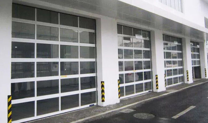 Automatyczne elektryczne drzwi garażowe zewnętrzne ze stopu aluminiowego w pełnym widoku