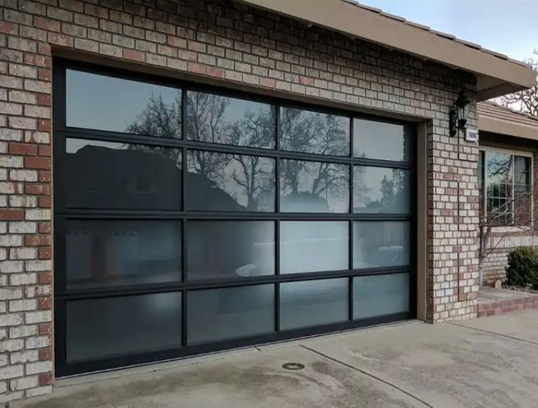 Wysokiej jakości nowoczesna luksusowa sekcyjna brama garażowa ze stopu aluminium, klasa wodoszczelności 3, przezroczyste szklane sekcyjne drzwi garażowe, doskonała opcja izolacji