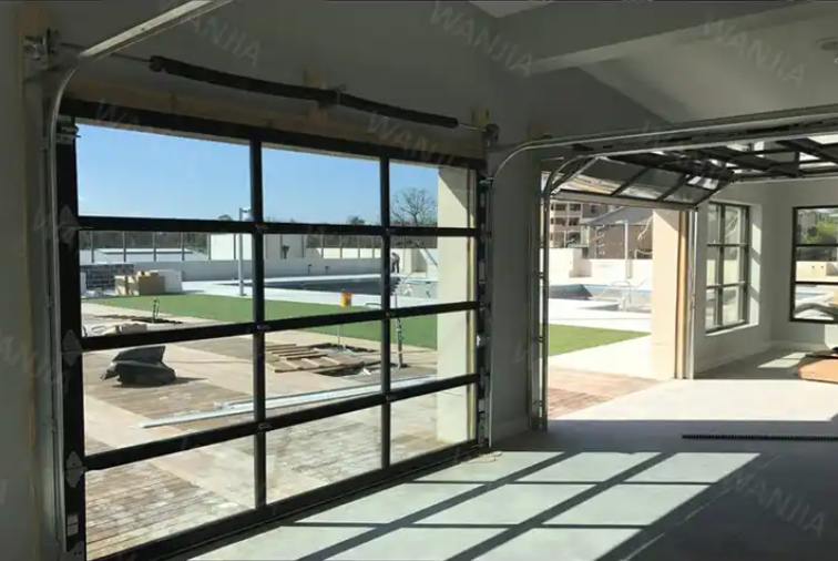 Akrylowe Aluminiowe Przejrzyste Drzwi Garażowe Pełny Widok Przejrzysty Drzwi Garażowe Szkło Sekcjonalne Drzwi Garażowe Nowoczesny styl projektowania