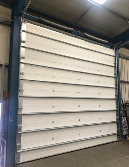 Wysokiej klasy zamki bezpieczeństwa, drzwi sekcyjne do remiz strażackich i przemysłowe, z automatycznym kształtowaniem i awaryjnym uwalnianiem, eksportujące ognioodporne rolowane drzwi roletowe