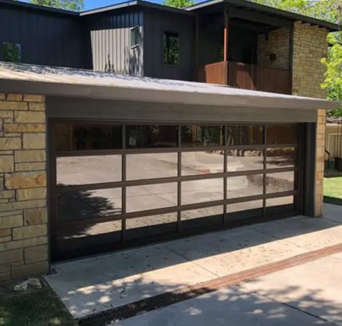 Klasa wodoszczelności 3 Przezroczyste szkło Doskonała odporność na wiatr Przemysłowa, wytrzymała, segmentowa brama garażowa z ręcznym lub automatycznym otwieraniem