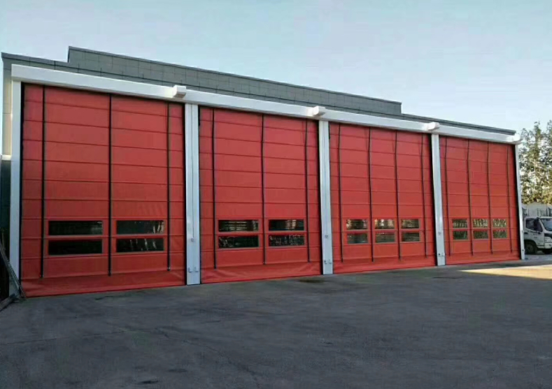 Cena fabryczna Szybka przemysłowa brama PVC do magazynu/fabryki Odporność na warunki atmosferyczne wewnątrz budynku Szybka brama 304 Materiał ze stali nierdzewnej Automatyczne działanie