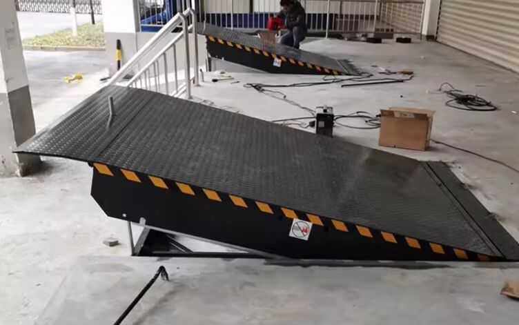 Podnośniki hydrauliczne o udźwigu 8T / 10T w tonach magazynowych, platforma o niestandardowych wymiarach, warsztatowe, automatyczne wyrównywacze pomostów przeładunkowych, niwelatory do drzwi dokowych, udźwig 25000-40000 funtów, bezpieczna konstrukcja